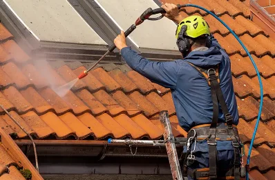 Démoussage et hydrofuge de toiture à Saint-Pierre-Église